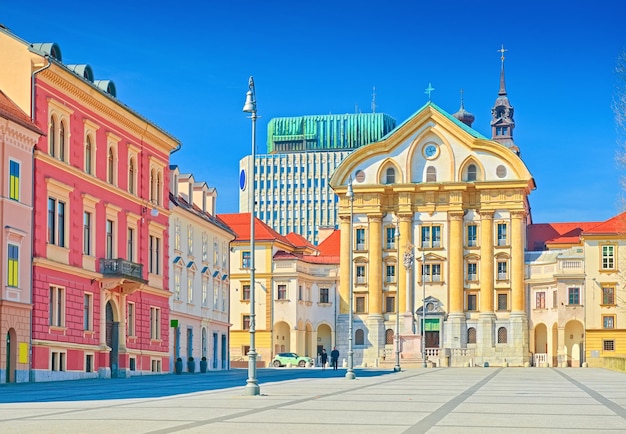 Vista de la Plaza del Congreso y la Iglesia Ursulina de la Santísima Trinidad en la parte central de Ljubljana, Eslovenia