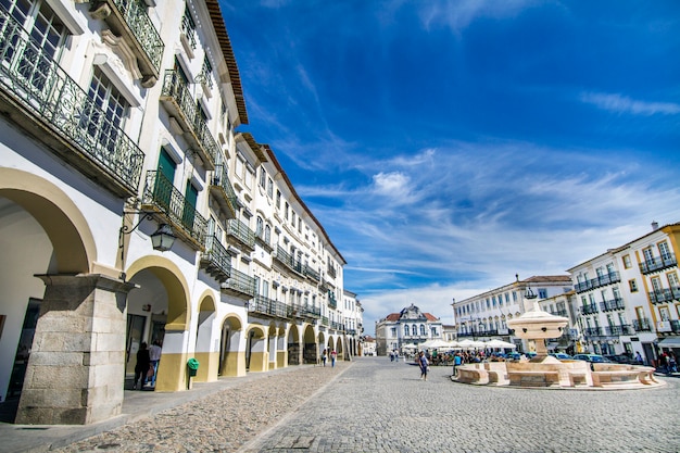 Vista de la plaza Giraldo ubicada en Evora, Portugal.