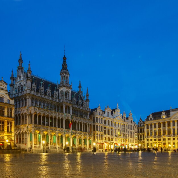 Vista de la plaza iluminada de la Grand Place, Brusseles, Bélgica