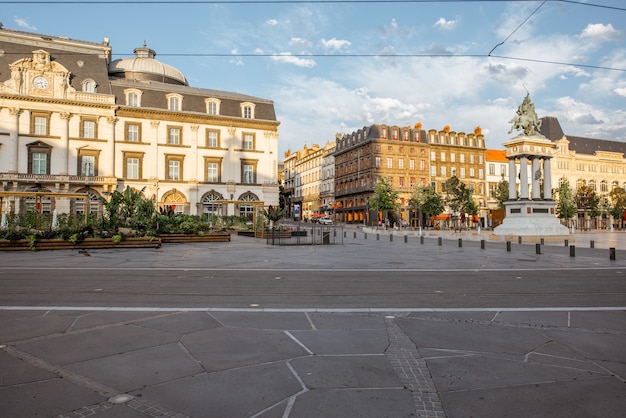 Vista de la plaza Jaude con el edificio de la ópera durante la puesta de sol en la ciudad de Clermont-Ferrand en el centro de Francia