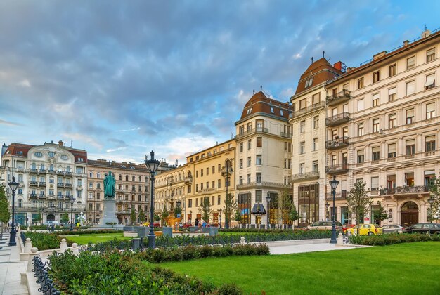 Foto vista de la plaza jozsef nador en el centro de budapest, hungría