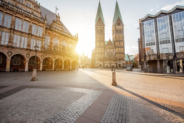 Vista de la plaza del mercado con el ayuntamiento y la catedral de San Pedro durante la luz de la mañana en la ciudad de Bremen, Alemania