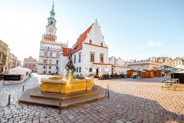 Vista de la plaza del mercado con la fuente de Marte y el ayuntamiento durante la luz de la mañana en Poznan en Polonia