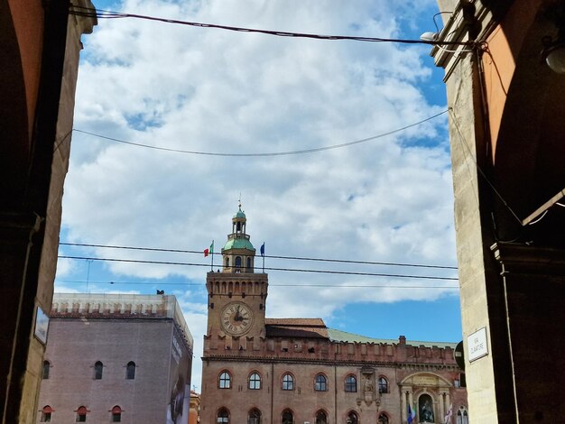 Vista de la plaza del palacio accursio de la piazza maggiore de bolonia