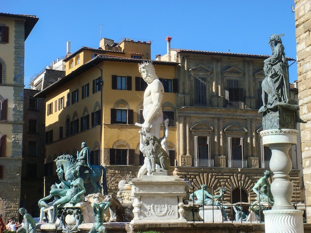 Vista de la plaza del pueblo y la escultura en un día soleado Florencia Italia