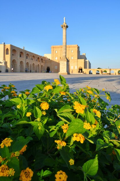 Foto vista de la plaza del santuario de santa maria di leuca, una ciudad en el sur de italia