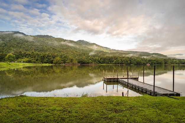 Vista del popular lago Huay Tung Tao en Chiang Mai Tailandia temprano en la mañana durante la temporada de lluvias