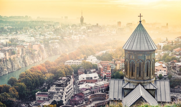 Vista por do sol da Igreja de Tbilisi e São Nicolau de Narikala