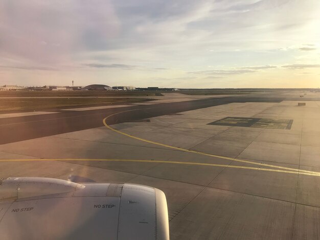 Vista desde la portilla del avión en el aeropuerto al atardecer.