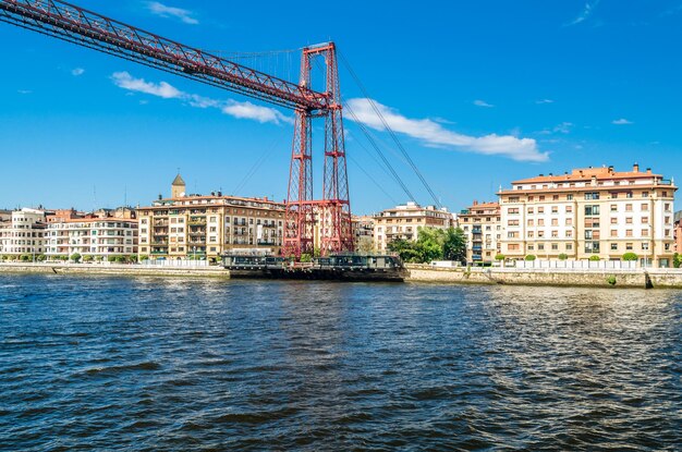 Vista desde Portugalete España el famoso Puente de Vizcaya construido en 1893 declarado Patrimonio de la Humanidad por la UNESCO y la ciudad de Getxo al fondo