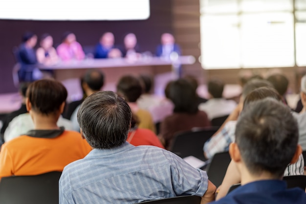 Vista posterior de la audiencia en la sala de conferencias o en la reunión del seminario que tienen oradores