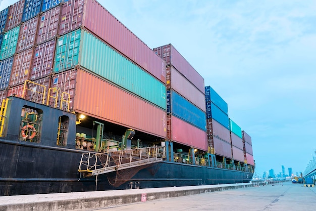 Vista posterior del camión Red Container en el puerto de barcos Logística Industria de transporte en el concepto de negocio portuario