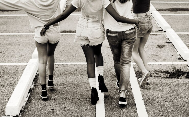 Foto vista posterior de un grupo de diversas amigas caminando juntas