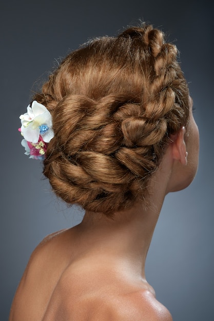 Vista posterior del hermoso corte de pelo con flores.