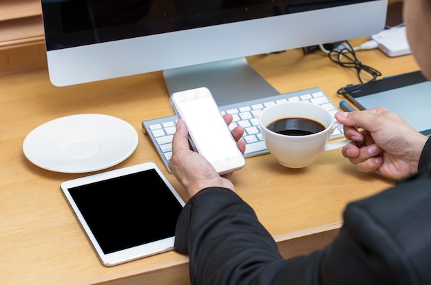 Vista posterior de un hombre de negocios que trabaja con una computadora y una tableta wh