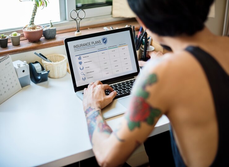Foto vista posterior del hombre tatuado comprobar en forma de seguro
