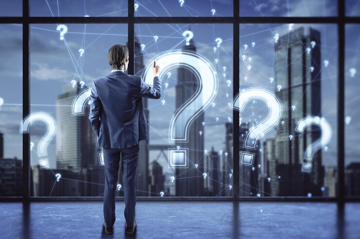 Foto vista posterior de un joven hombre de negocios dibujando un signo de interrogación poligonal brillante en una oficina borrosa y una ventana con fondo de vista de la ciudad pregunte confusión y por qué concepto doble exposición