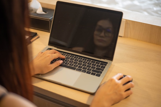 Vista posterior de la mujer hablar con su pareja mediante videollamada en la computadora portátil.