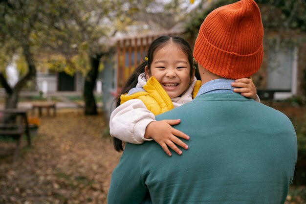 Foto vista posterior padre con niña sonriente