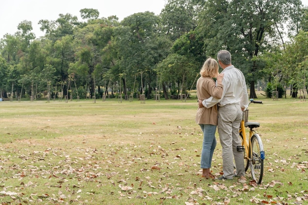 Foto vista posterior de la pareja abrazándose juntos en el parque