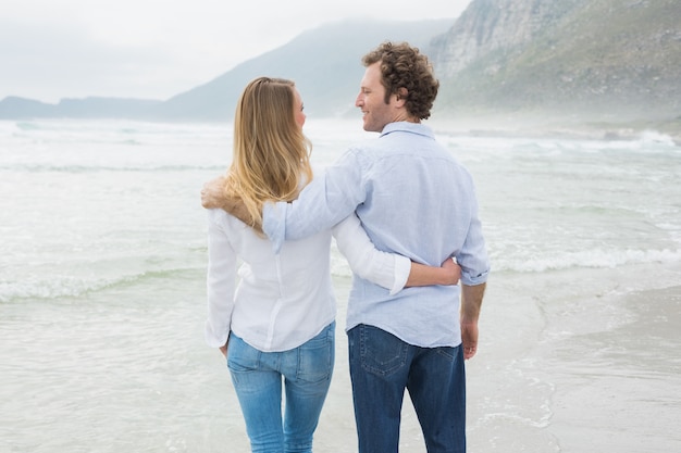 Vista posterior de una pareja romántica en la playa