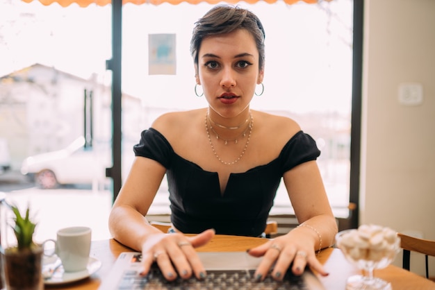 La vista POV de una mujer milenaria sonriente tiene una agradable conferencia de webcam en una videollamada de café en línea