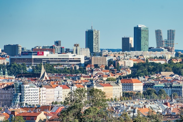 Vista de la Praga moderna con rascacielos en el distrito de Pankrac