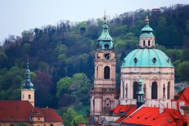 Vista de Praga / paisaje panorámico de la república checa, vista de Praga con techos rojos de casas desde arriba, paisaje en la capital europea