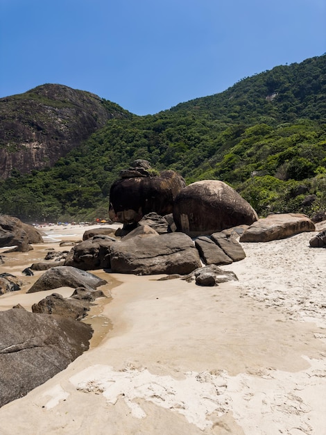 Vista de Prainha Beach un paraíso en el lado oeste de Río de Janeiro Brasil Grandes colinas alrededor del día soleado