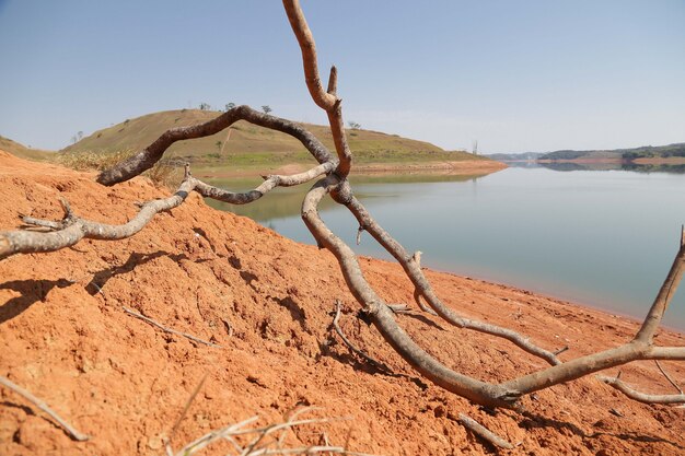 Foto vista de la presa en crisis de agua de bajo nivel de agua