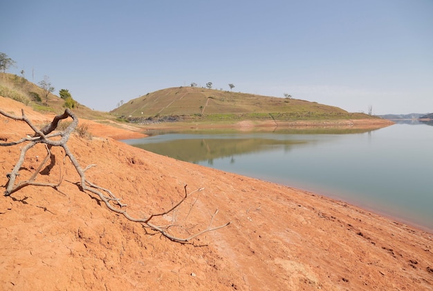 Foto vista de la presa en crisis de agua de bajo nivel de agua