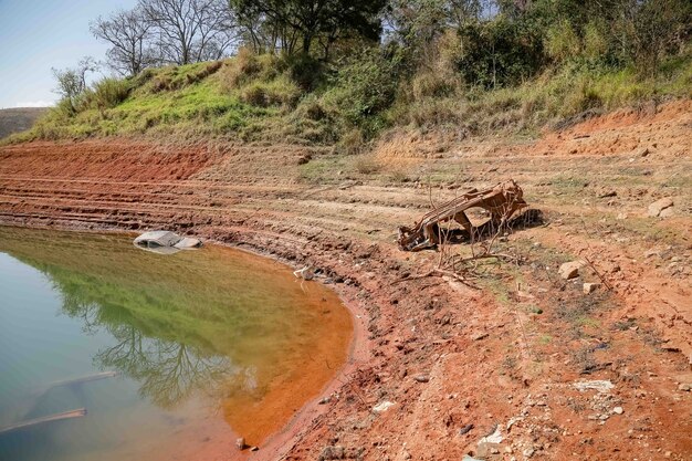 Vista de la presa en crisis de agua de bajo nivel de agua