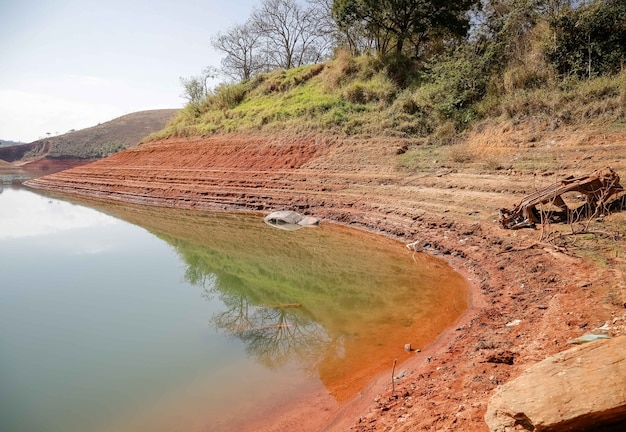 Foto vista de la presa en crisis de agua de bajo nivel de agua