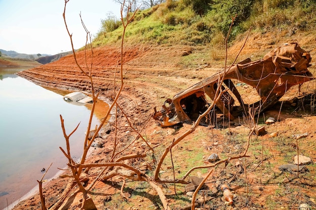 Vista de la presa en crisis de agua de bajo nivel de agua