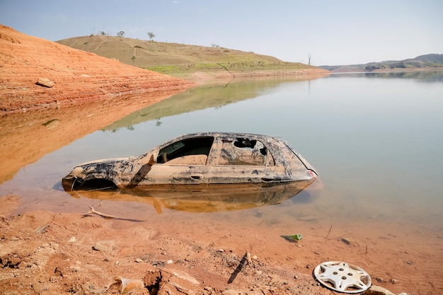 Vista de la presa en crisis de agua de bajo nivel de agua