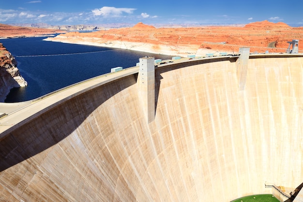 Vista de la presa Glen Canyon y el lago Powell cerca de Page en Arizona, EE.