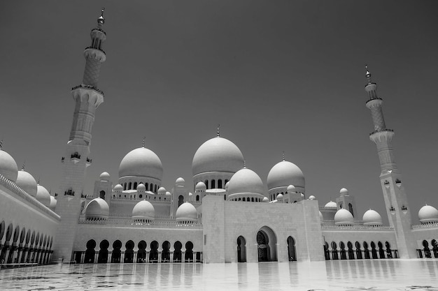 Vista preto e branco da Grande Mesquita Sheikh Zayed em Abu Dhabi Emirados Árabes Unidos