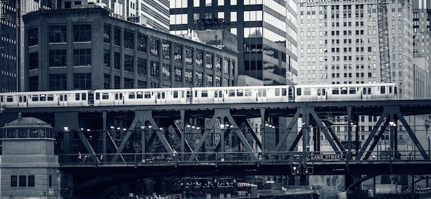 Vista preto e branco do trem ferroviário elevado em Chicago