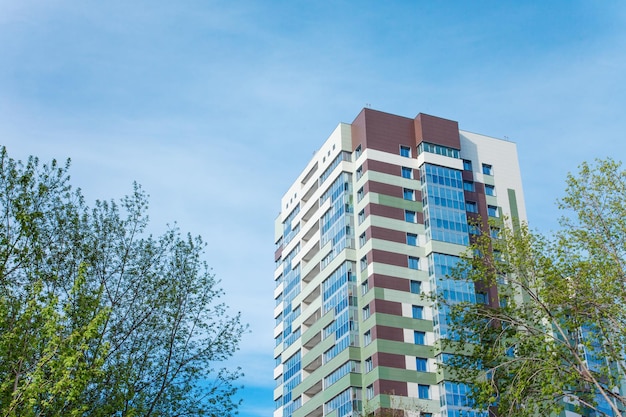 Vista de primavera de la casa de vida contemporánea