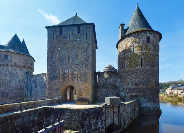 Vista de primavera del Chateau de Fougeres (Francia)