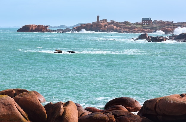 Vista de primavera de la costa de Ploumanach (entre Perros-Guirec y Pleumeur-Bodou, Bretaña, Francia). La Costa de Granito Rosa.