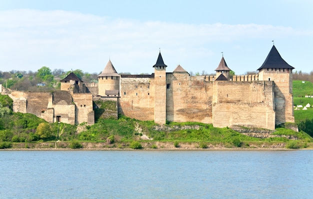 Vista de primavera de la fortaleza de Khotyn en la orilla del río Dniéster