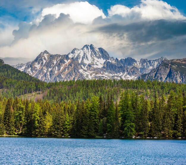 Foto vista de primavera del lago de montaña strbske pleso eslovaquia