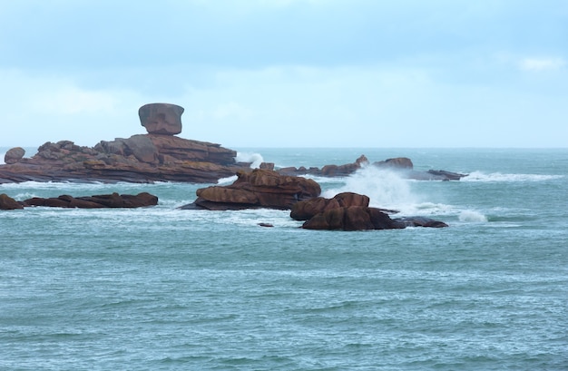 Vista de primavera de la mañana de la costa de Tregastel entre Perros-Guirec y Pleumeur-Bodou, Bretaña, Francia. La Costa de Granito Rosa.