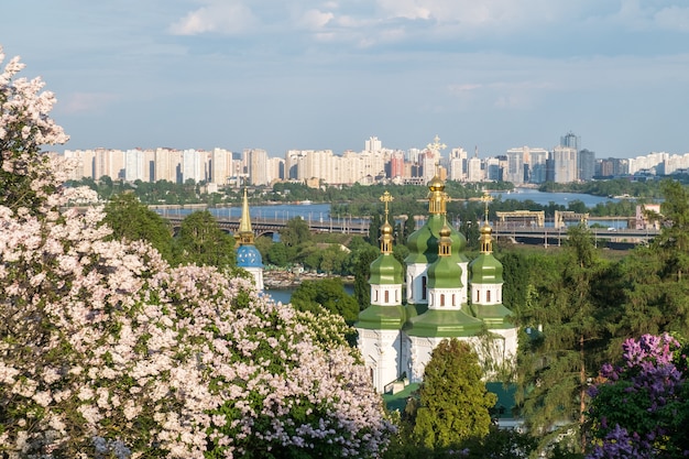 Vista de primavera del monasterio de Vydubychi y el río Dnipro