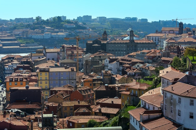 Vista de primavera de paisaje urbano superior de la ciudad de Oporto (Portugal). La gente es irreconocible.