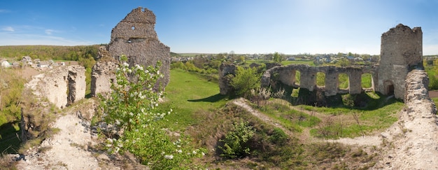 Vista de primavera de las ruinas del castillo de Sydoriv (construido en 1640). Pueblo de Sydoriv, ubicado a 7 km al sur de la ciudad de Husiatyn, región de Ternopil, Ucrania. Seis disparos cosen la imagen.