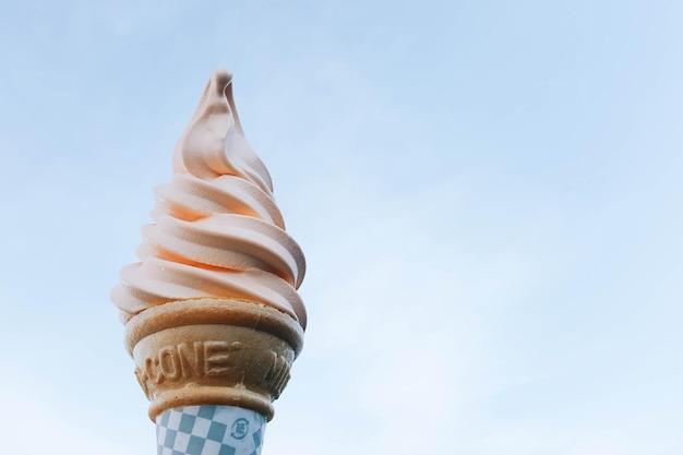 Vista en primer plano desde un ángulo bajo del cono de helado