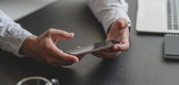 Vista de primer plano del empresario buscando información sobre el teléfono inteligente