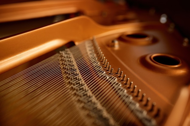 Vista de primer plano de enfoque selectivo en martillos y cuerdas dentro de piano de cola